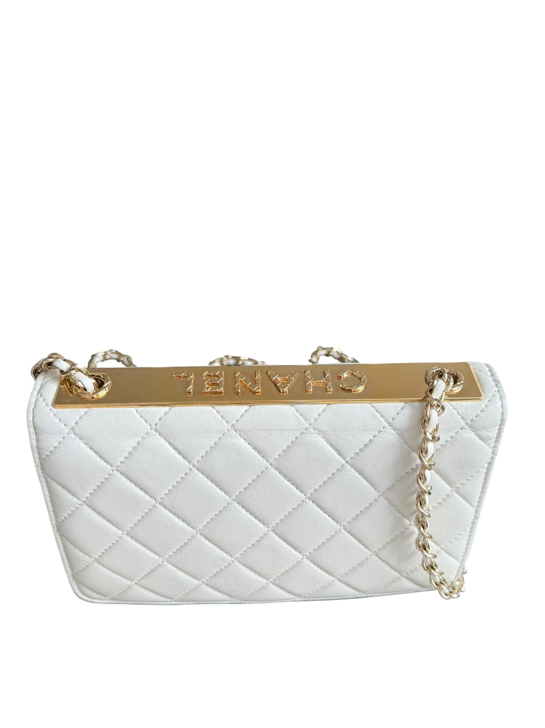 Chanel WOC Wallet on Chain Trendy aus Lammleder in der Farbe creme und goldfarbener Hardware.