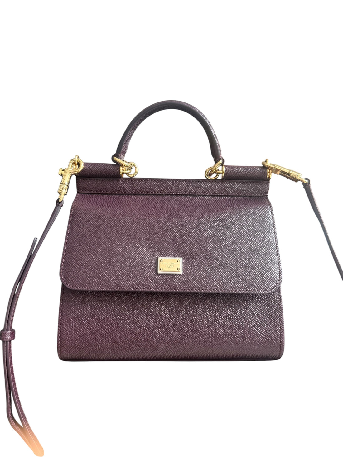 Diese Dolce&Gabbana Sicily-Tasche, ein absolutes Markenzeichen, ist aus bordeauxfarbenem Dauphine-Kalbsleder gefertigt