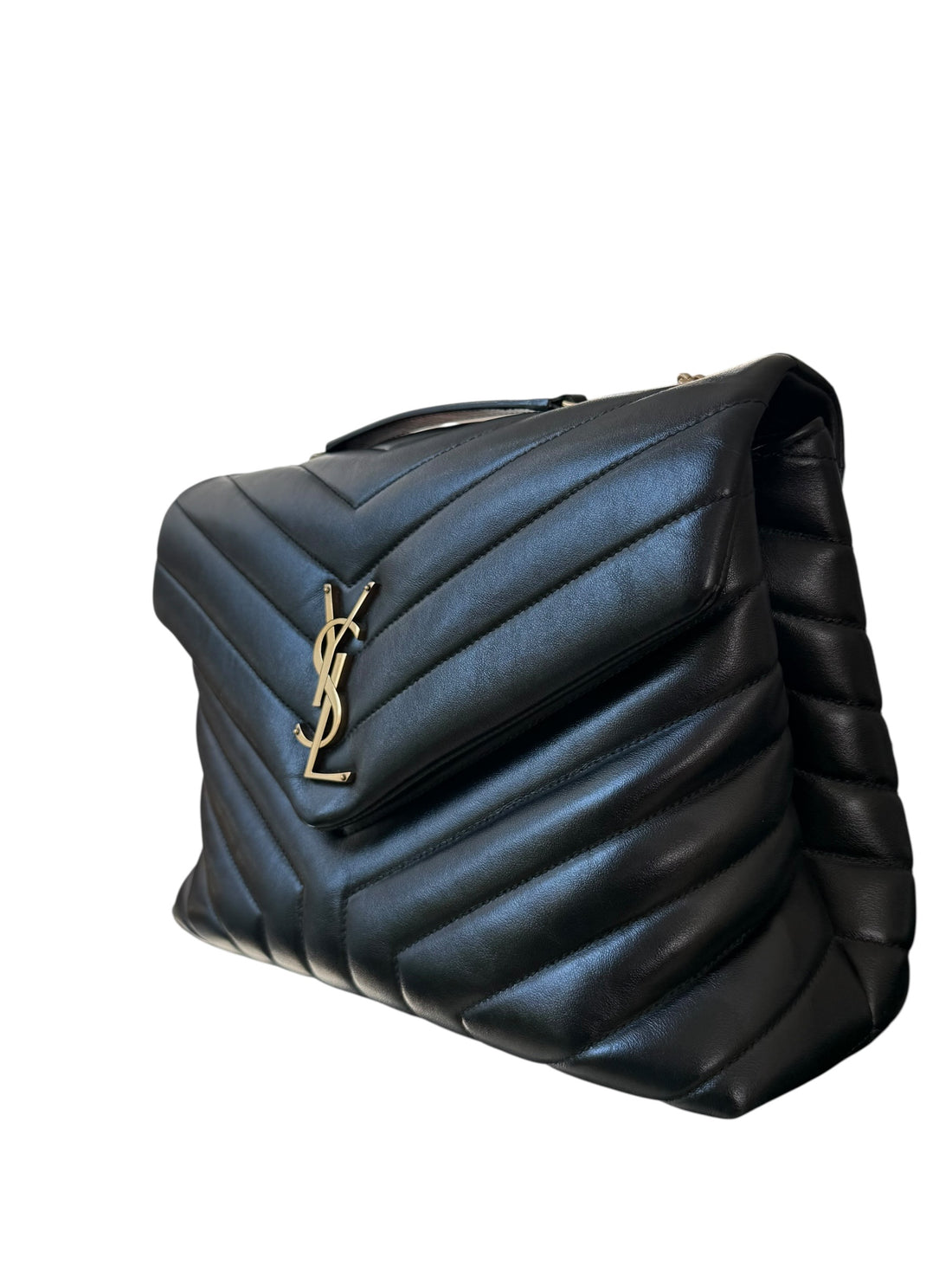 YSL Loulou Medium Tasche aus schwarzem Kalbsleder mit ineinandergreifenden YSL Initialen aus goldfarbenem Metall.