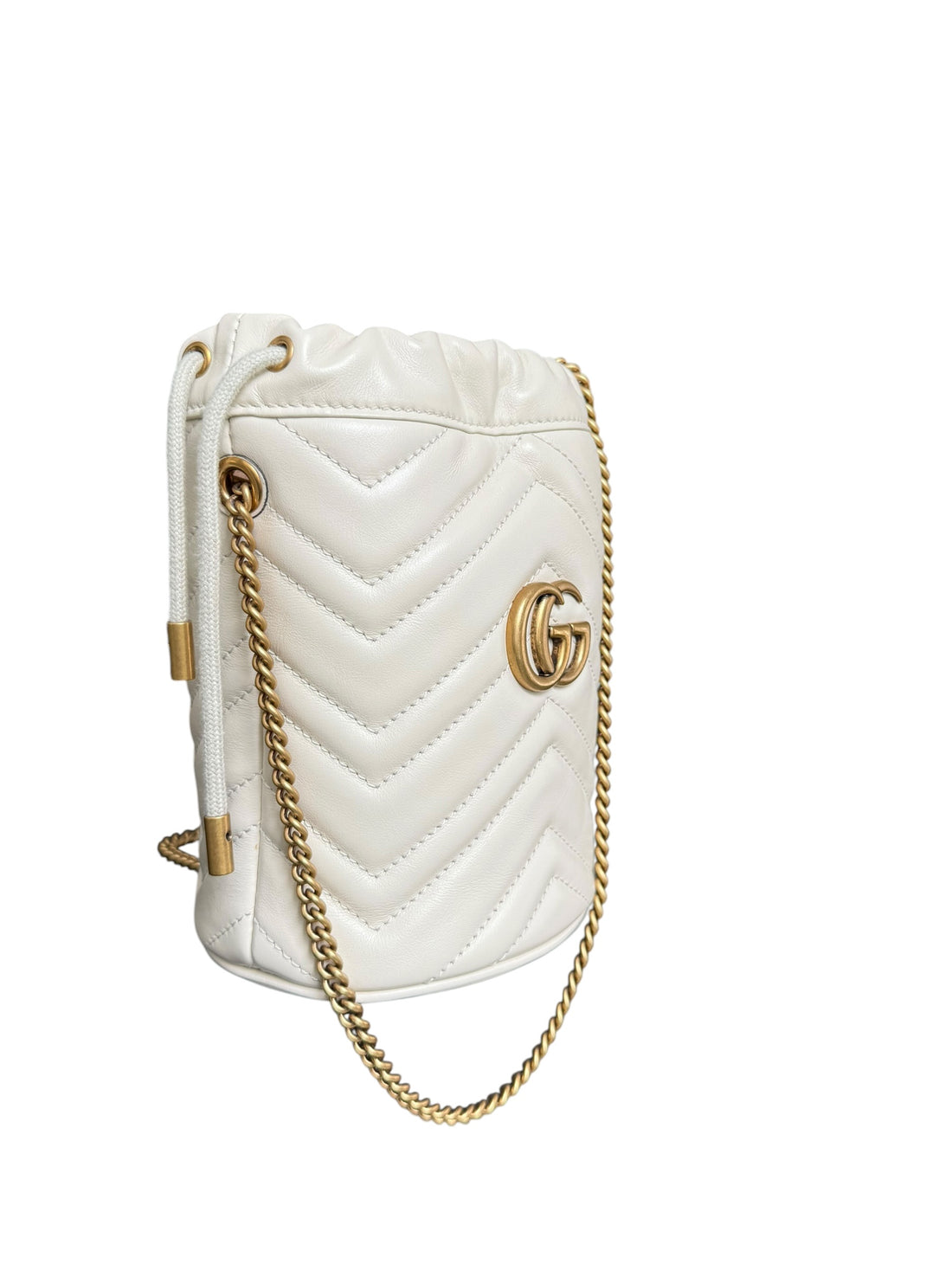 Gucci Beuteltasche in der Farbe creme aus gestepptem Chevron Leder