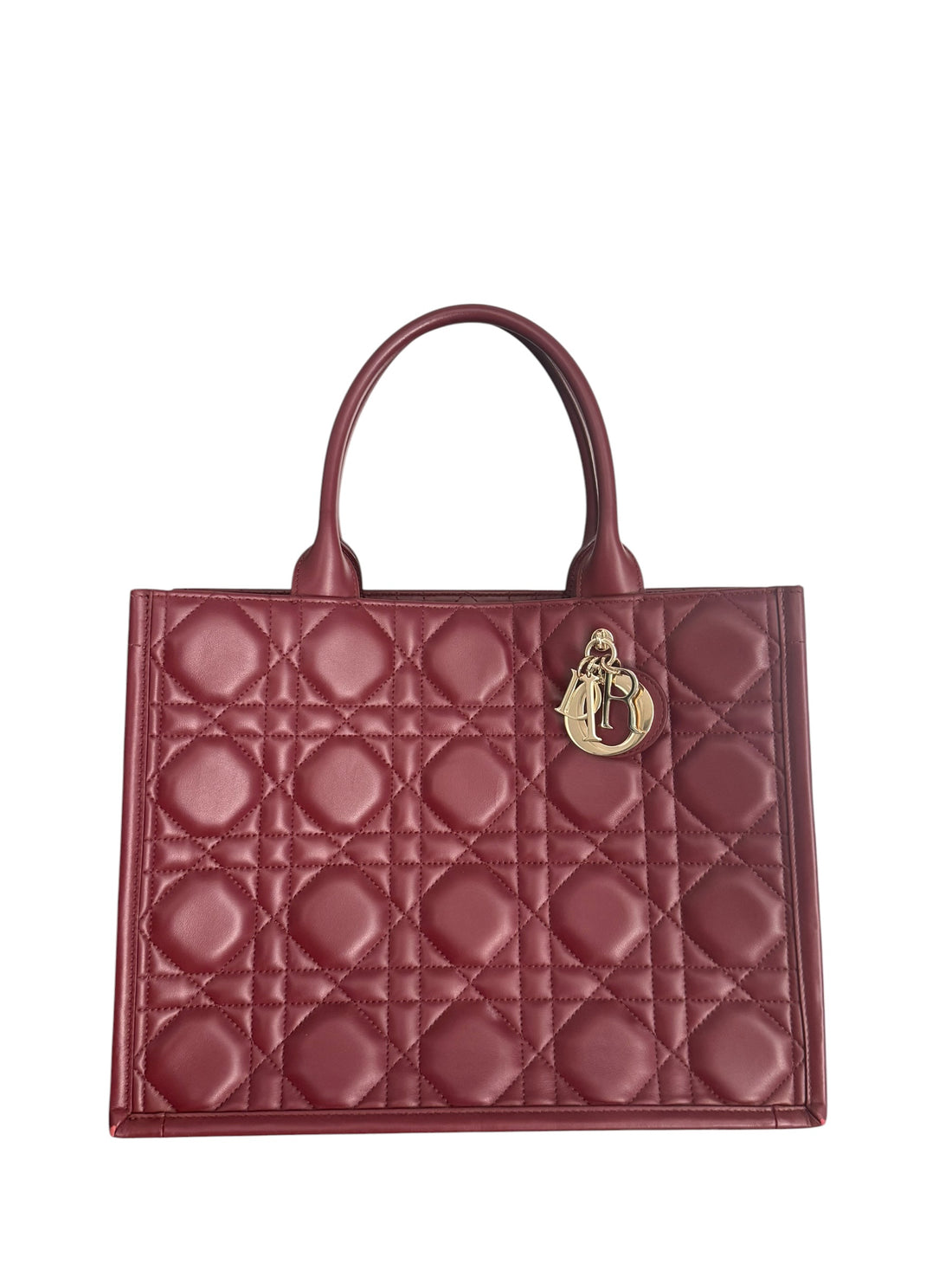 Mittelgroße Dior Book Tote in Macrocannage Kalbsleder in der Farbe bordeauxrot.