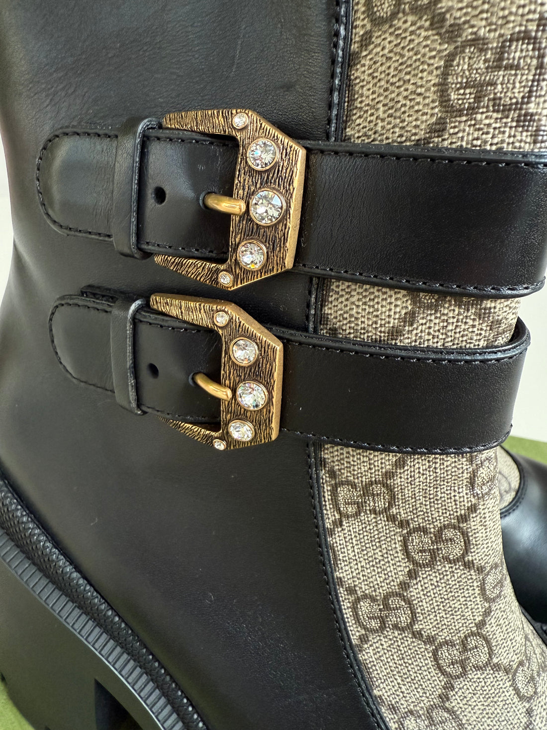 Gucci Stiefeletten aus schwarzem Leder und beigefarbenem Canvas in der Grösse 40.