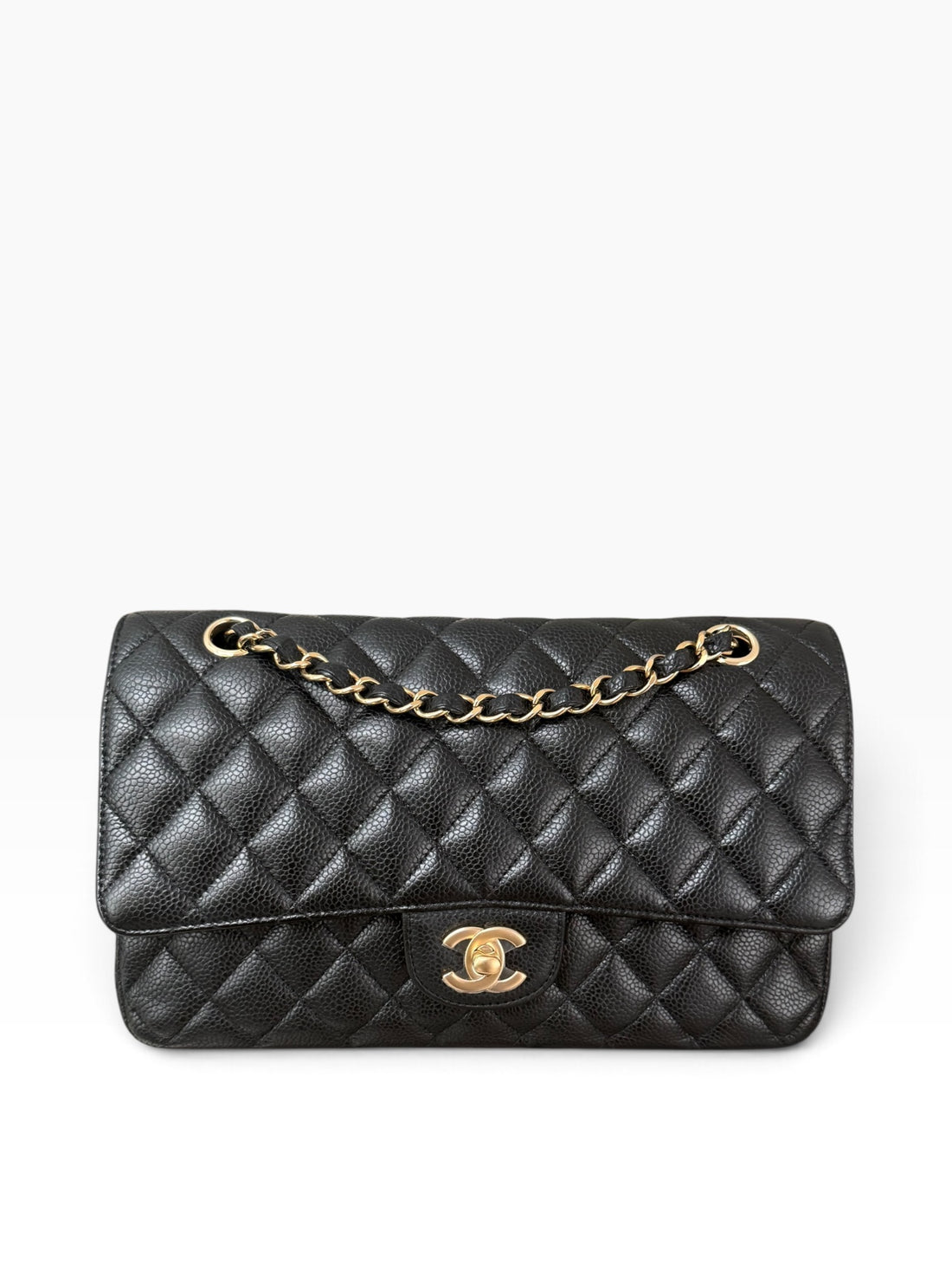 Borsa Chanel Classic Timeless Double Flap media in pelle caviar nera con hardware color oro.