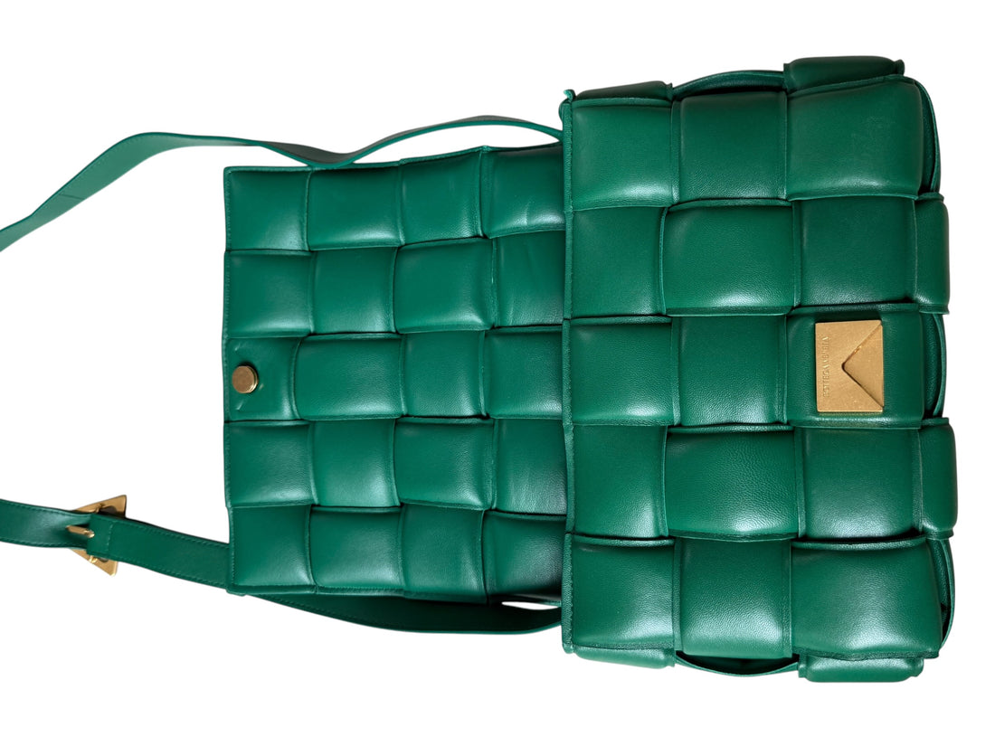 Bottega Veneta "Cassette Bag" in der klassischen grünen Farbe von Bottega Veneta welche sich durch ihr charakteristisches Maxi-Intrecciato-Ledergeflecht und die dreieckige Schnalle auszeichne
