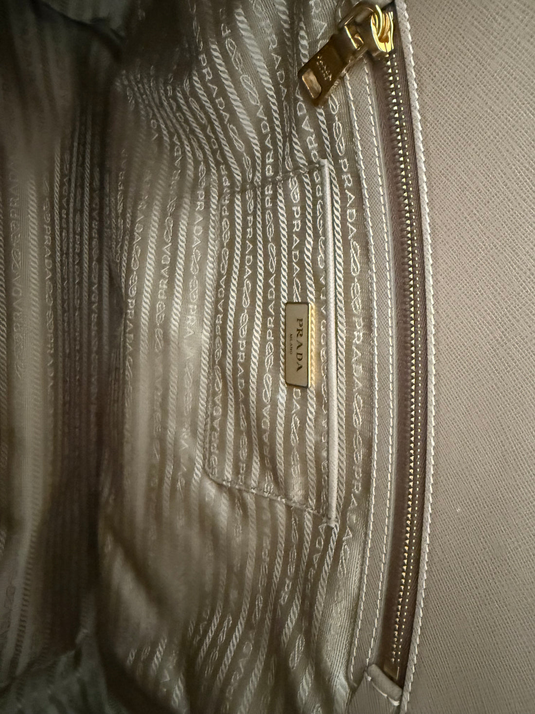 PRADA Saffiano Shopper Tote Bag in der Farbe Taupe / Beige