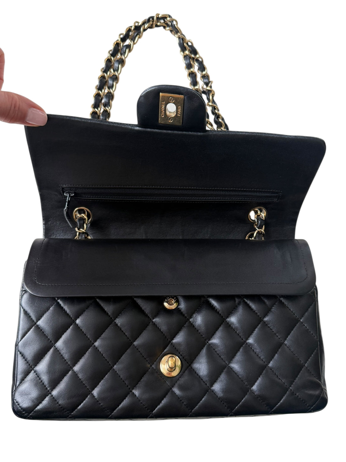Chanel Medium Classic Double Flap Bag aus schwarzem Lammleder und goldfarbener Hardware.