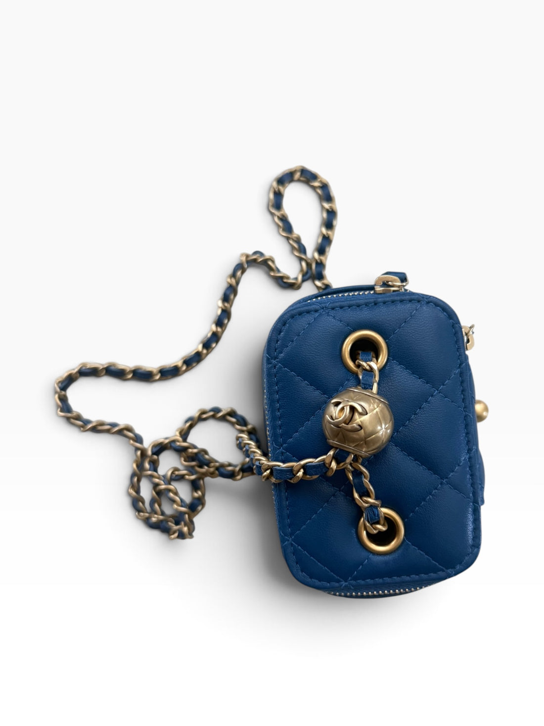CHANEL Pearl Crush Mini Vanity Bag mit verstellbarer Kette in der Farbe Blau.