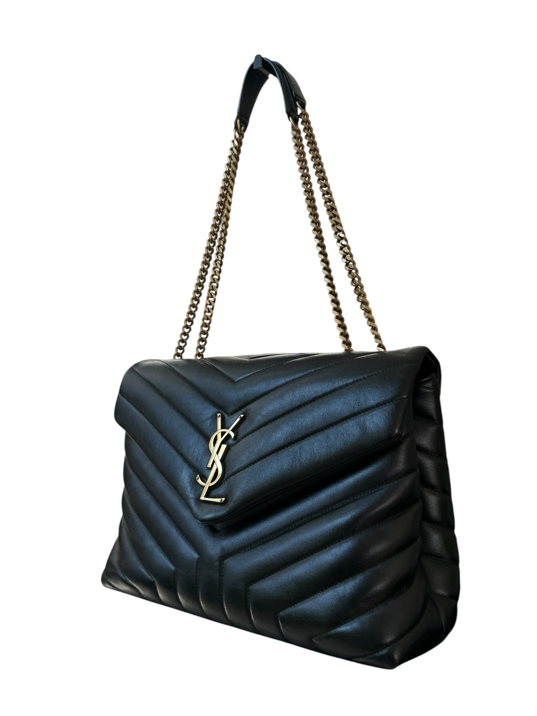 YSL Loulou Medium Tasche aus schwarzem Kalbsleder mit ineinandergreifenden YSL Initialen aus goldfarbenem Metall.