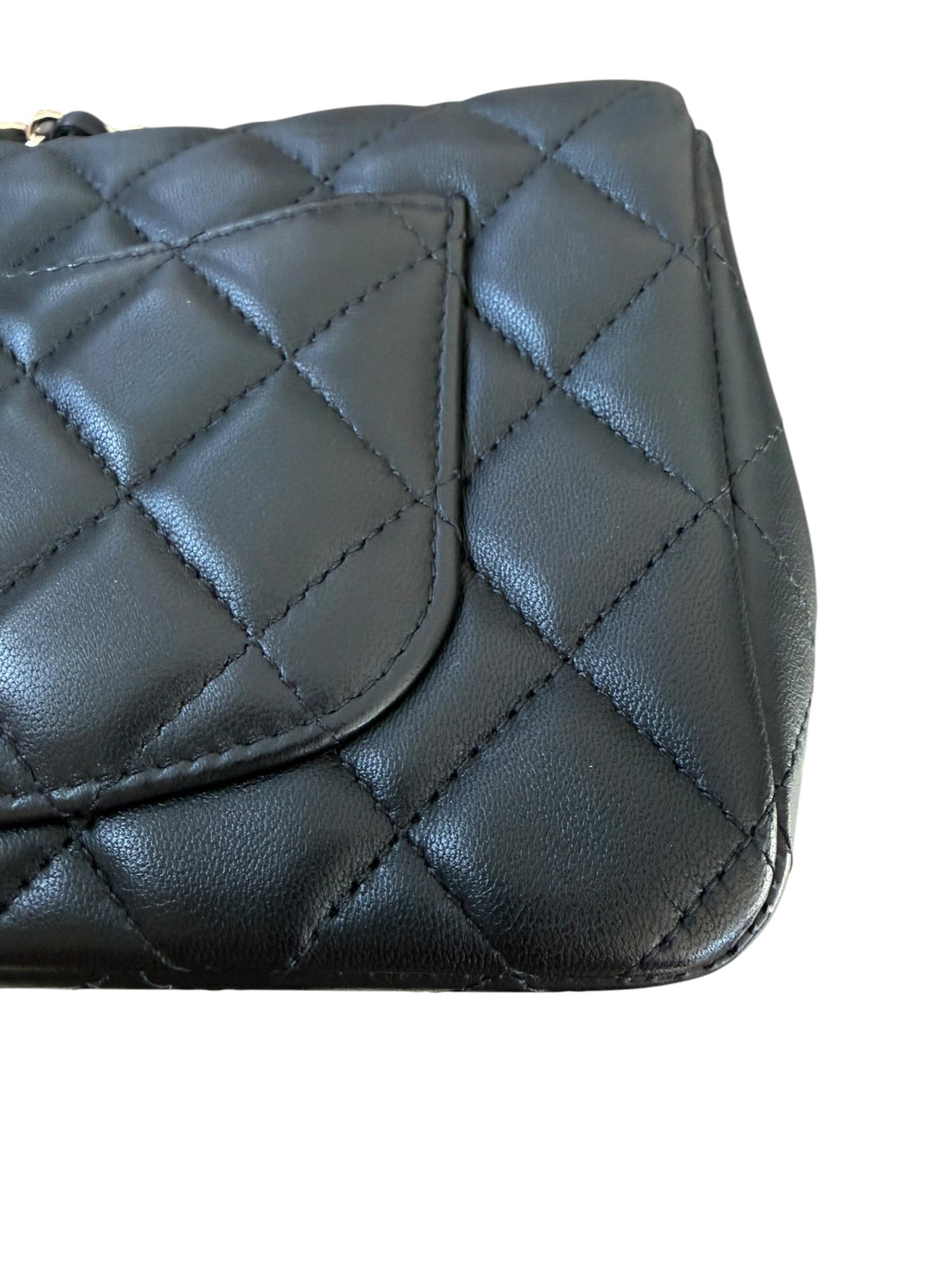 Chanel Mini Rectangular Classic Flap aus schwarzem Lamm-Leder mit light-goldfarbener Hardware ist eine zeitlose Ikone der Modegeschichte