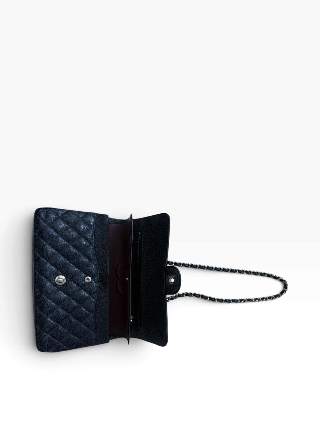 CHANEL Medium Classic Double Flap Bag aus schwarzem Kaviarleder und silberfarbener Hardware.