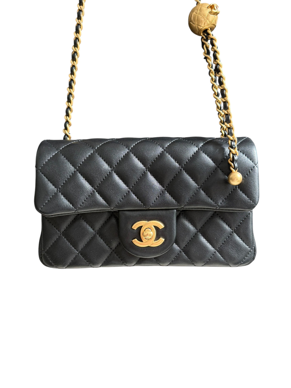 Chanel Pearl Crush Mini Flap Bag ist aus schwarzem Lammleder und zeichnet sich durch goldene Hardware sowie eine verstellbare Kette mit einer ikonischen Perlenkugel aus.