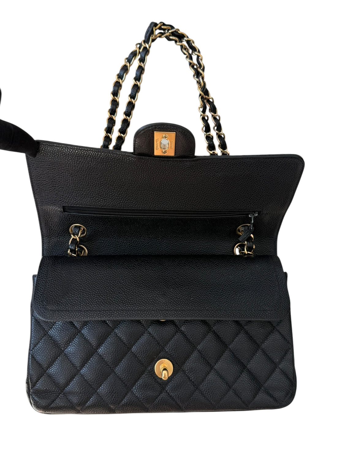 Chanel Classic Timeless Double Flap Bag Medium aus schwarzem Caviarleder und goldfarbener Hardware. Bordeauxfarbenes Innenfutter. Masse: 25x16x6,5 cm. Herstellungsjahr 2014. Loveletterfach. 2 Innenfächer. 1 Aussenfach. Sehr guter Zustand. Inklusive Entrup