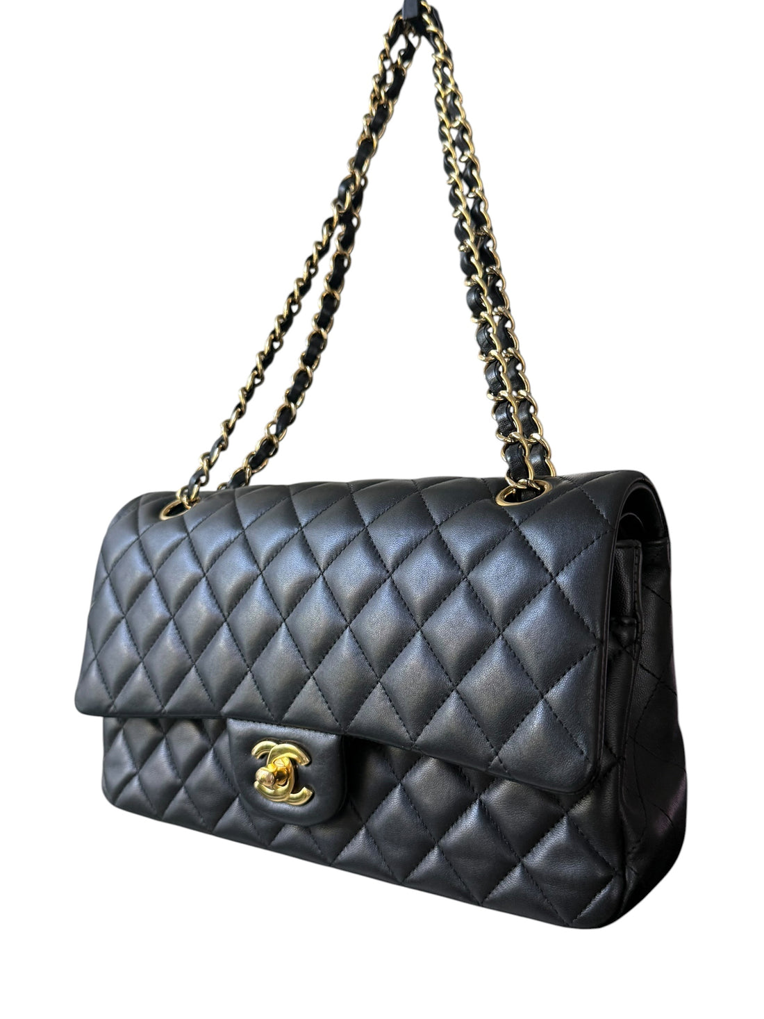 Chanel Medium Classic Double Flap Bag aus schwarzem Lammleder und goldfarbener Hardware