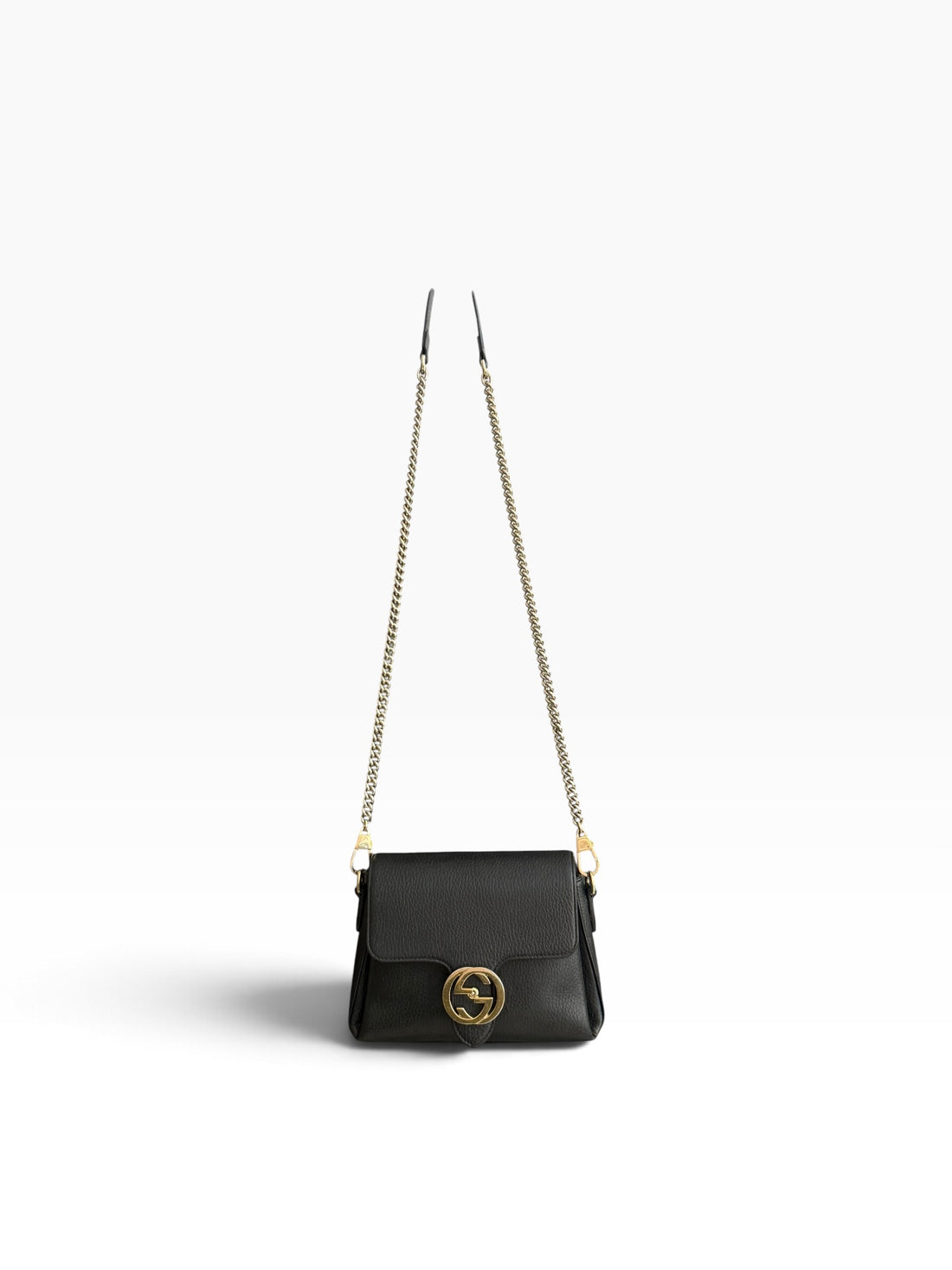 Gucci Interlocking G Umhängetasche aus genarbtem schwarzem Leder mit goldfarbenen Beschlägen.
