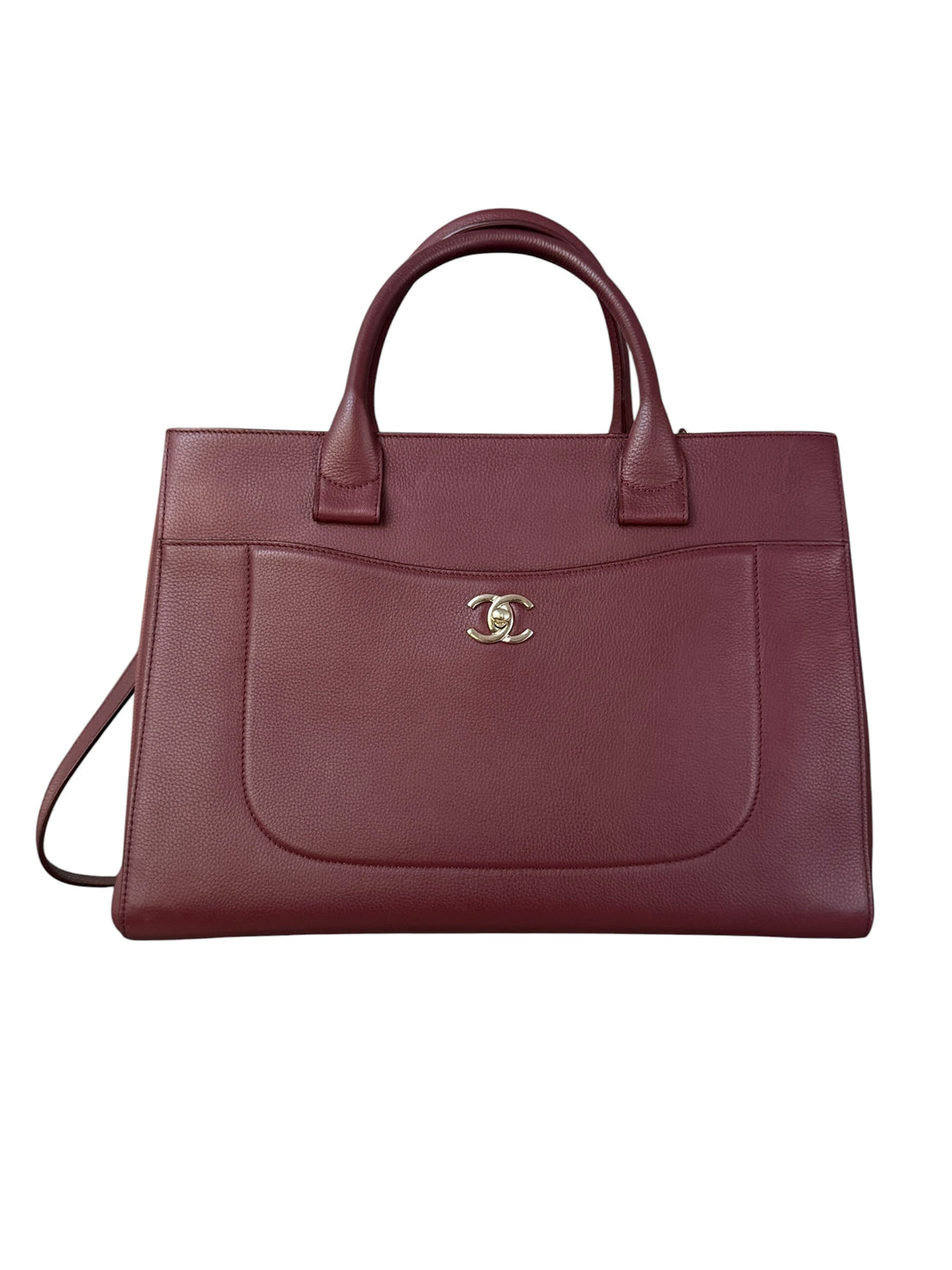 Chanel Neo Executive Tote Bag in der Farbe Bordeaux mit abnehmbarem Schulterriemen.