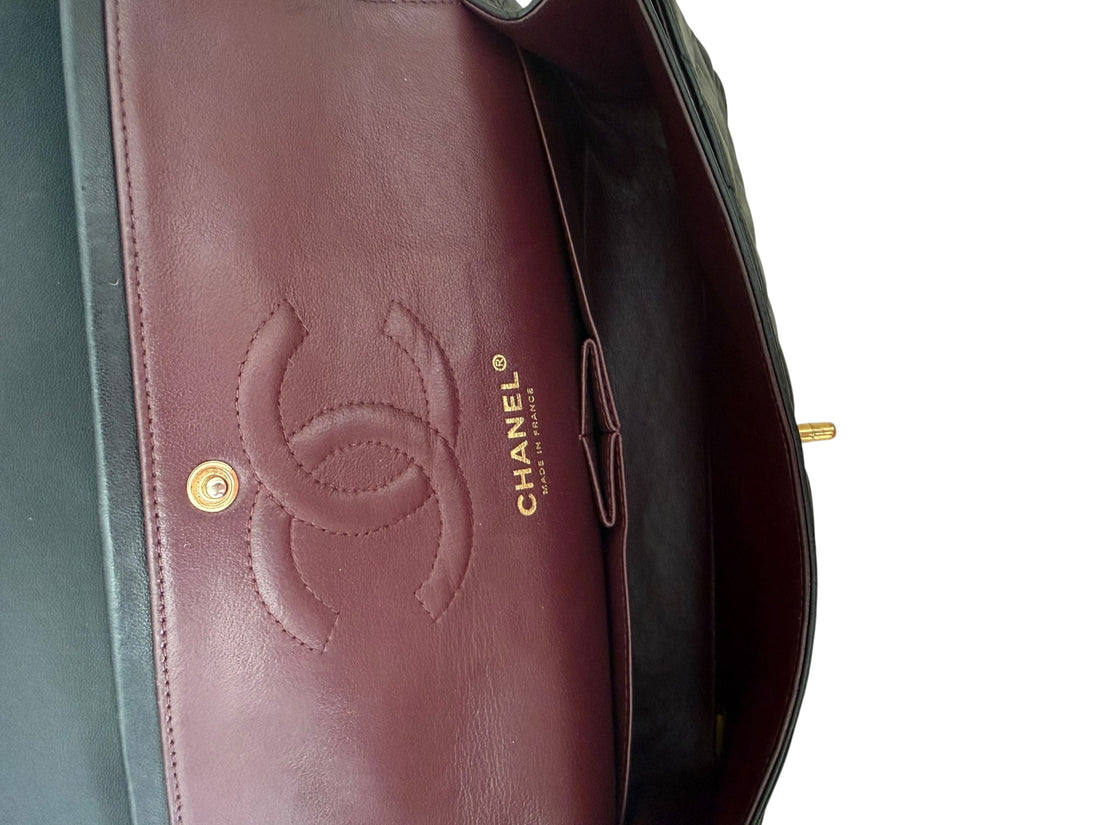 CHANEL Medium Classic Double Flap Bag aus schwarzem Lammleder und goldfarbener Hardware