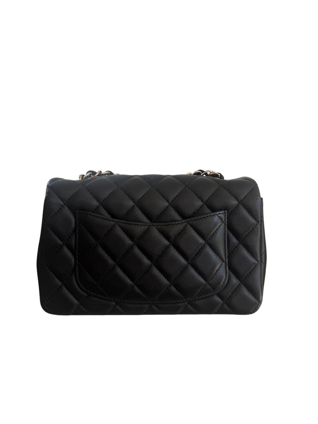Chanel Mini Rectangular Classic Flap aus schwarzem Lamm-Leder mit light-goldfarbener Hardware ist eine zeitlose Ikone der Modegeschichte