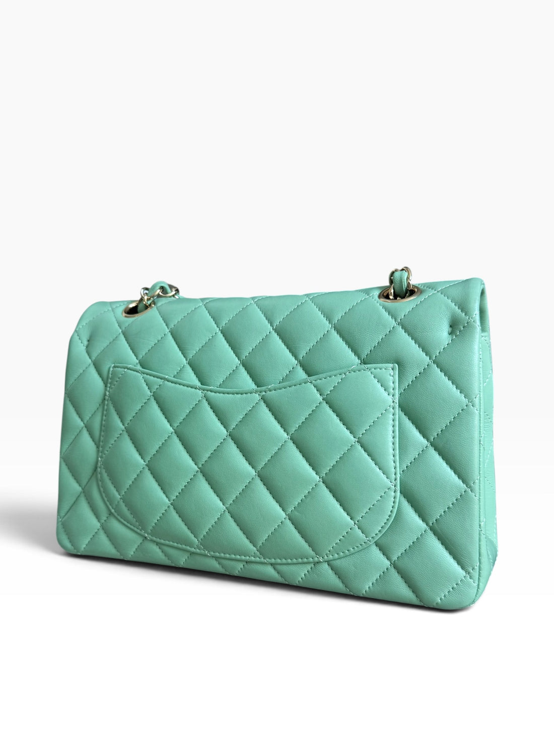 Chanel Classic Timeless Double Flap Bag in small aus weichem Lammleder in der Farbe Pastellgrün/Mintgrün.