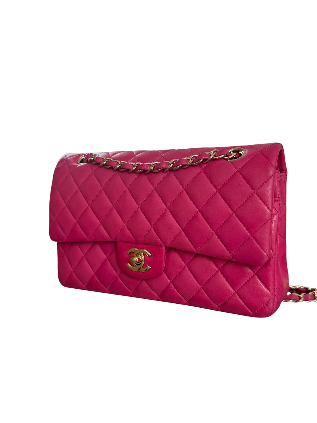 CHANEL Medium Classic Double Flap Bag aus Lammleder und goldfarbener Hardware.