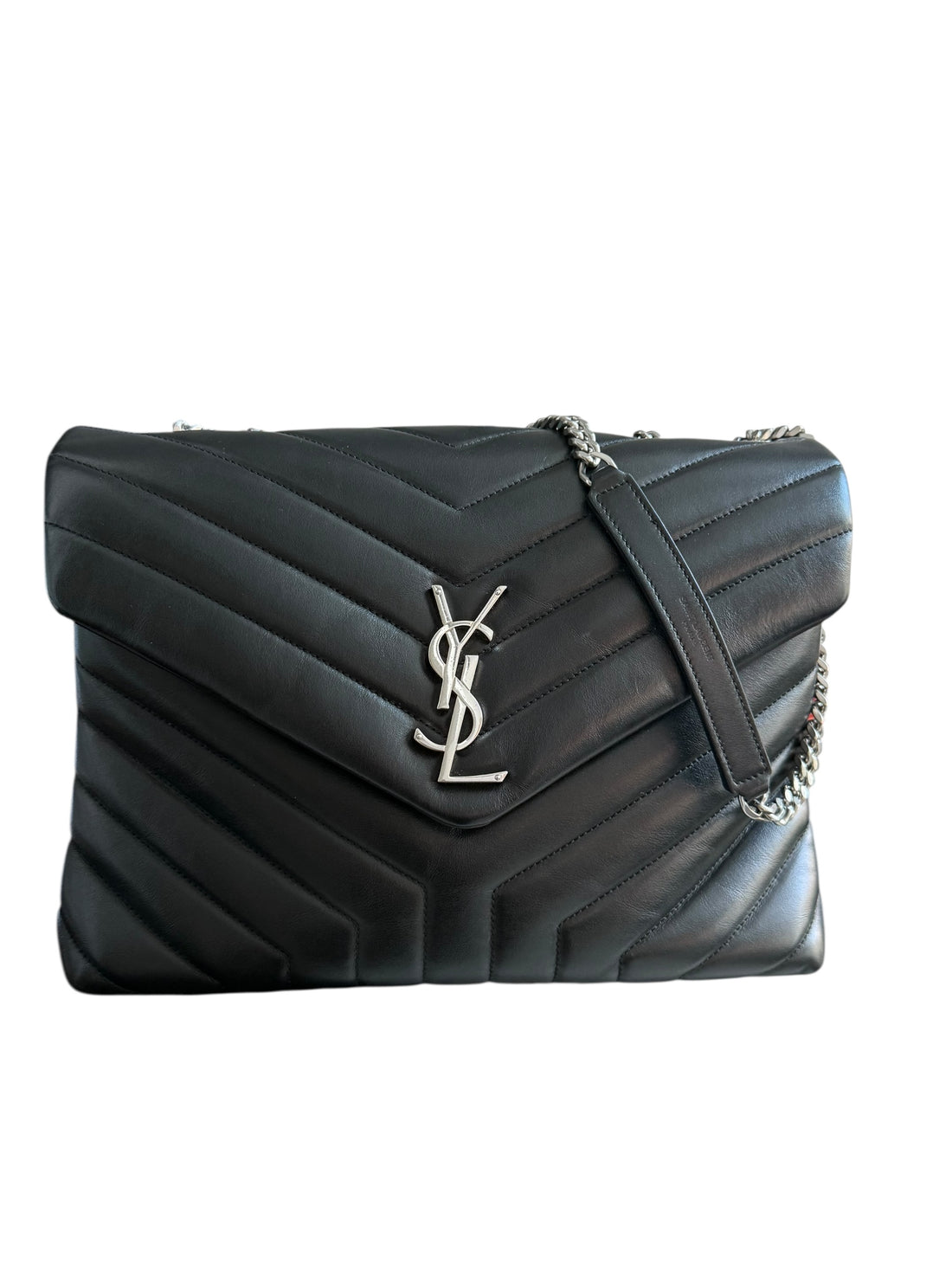 YSL Loulou Medium Tasche aus schwarzem Kalbsleder mit ineinandergreifenden YSL Initialen aus silberfarbenem Metall.