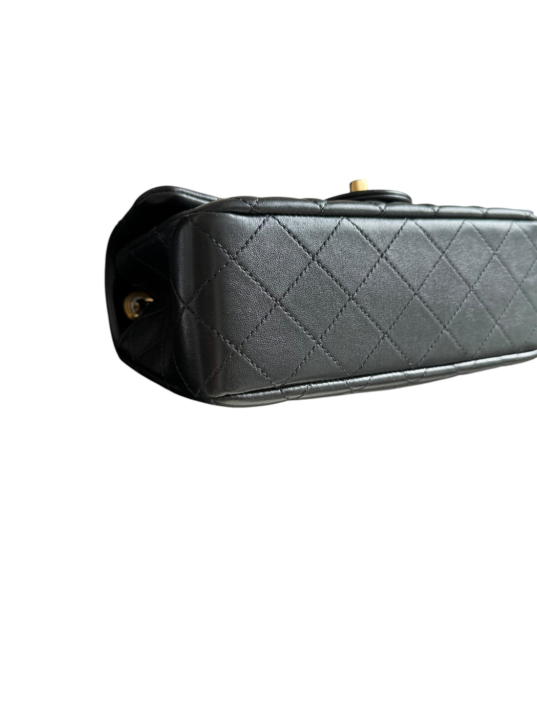 Chanel Pearl Crush Mini Flap Bag ist aus schwarzem Lammleder und zeichnet sich durch goldene Hardware sowie eine verstellbare Kette mit einer ikonischen Perlenkugel aus.