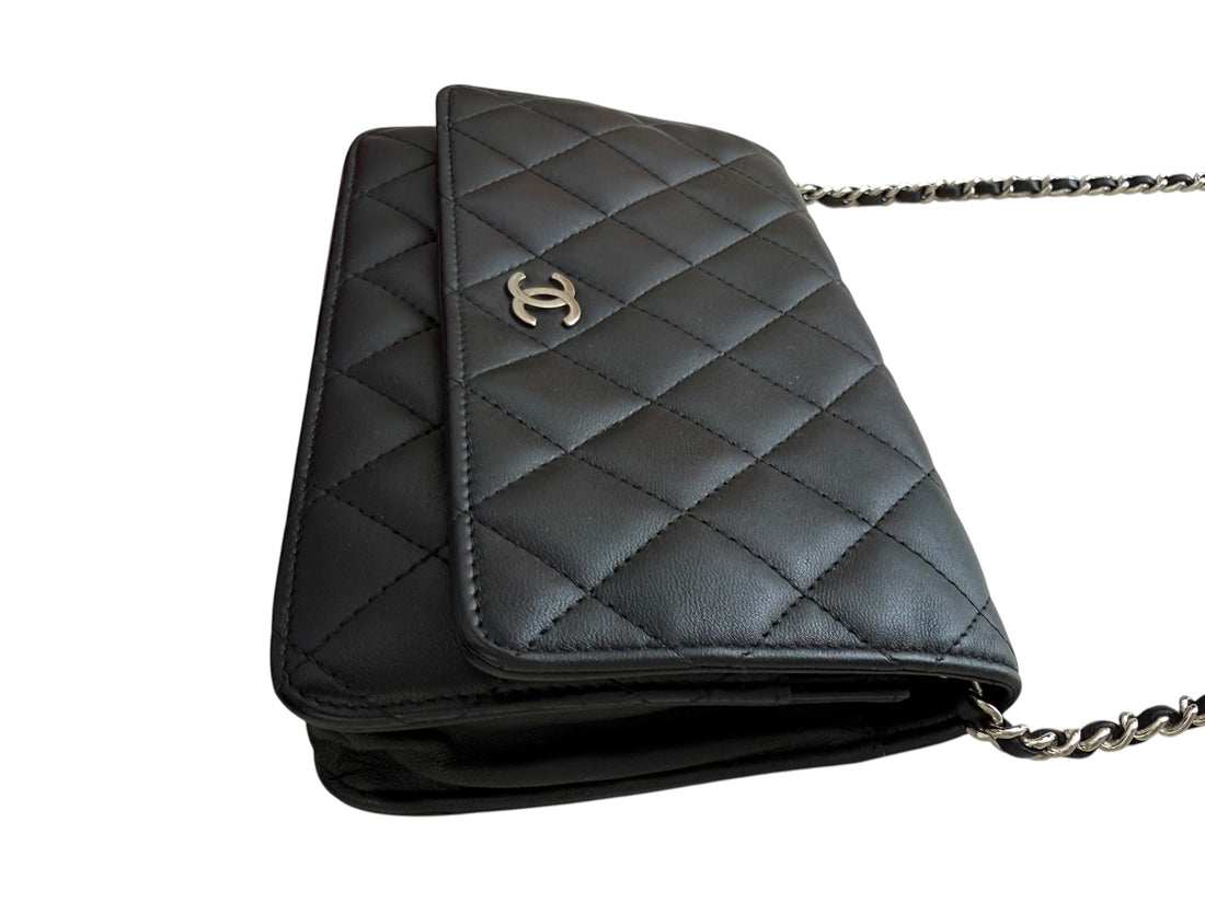 CHANEL WOC Wallet on Chain aus schwarzem Lammleder und silberfarbener Hardware.