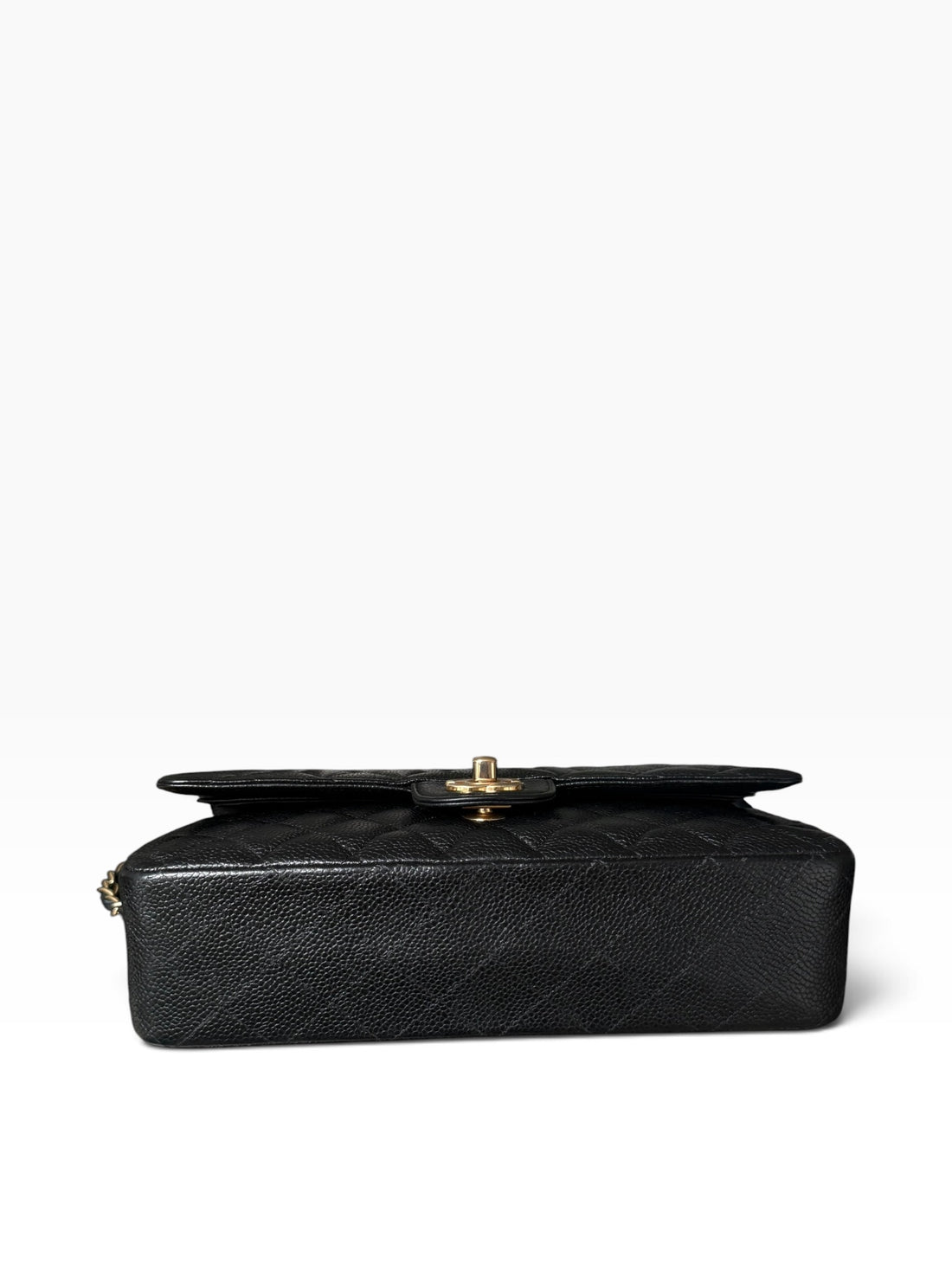 Borsa Chanel Classic Timeless Double Flap media in pelle caviar nera con hardware color oro.