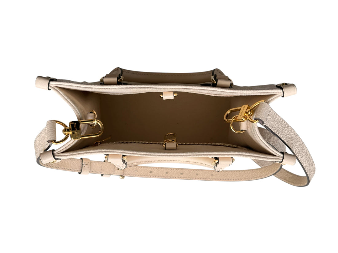 Louis Vuitton On-The-Go PM in Monogram Empreinte Leder in der Farbe creme mit abnehmbaren und verstellbaren Schulterriemen.