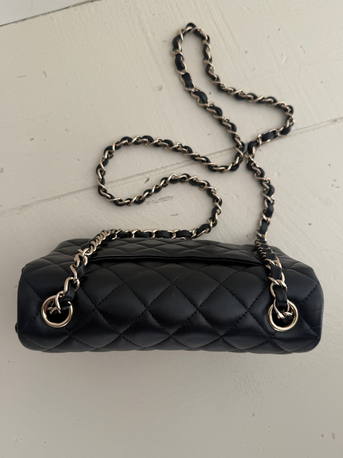 Chanel Mini Rectangular Classic Flap aus schwarzem Lamm-Leder mit light-goldfarbener Hardware ist eine zeitlose Ikone der Modegeschichte