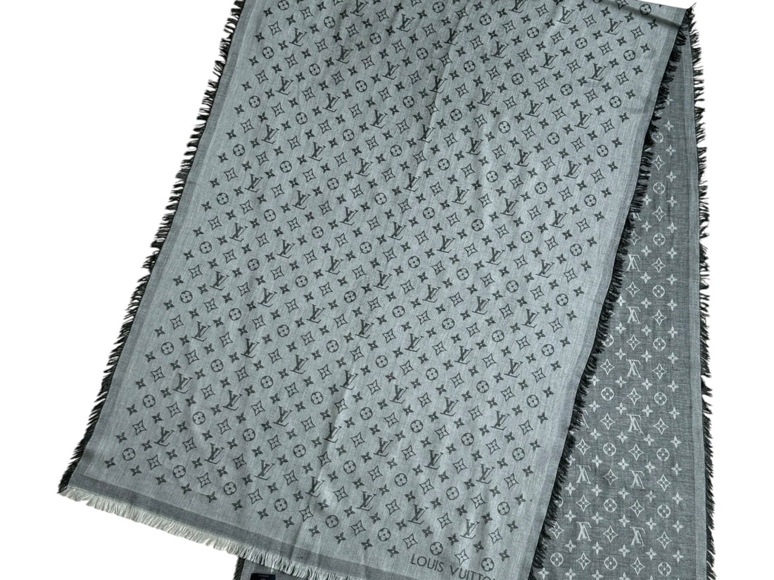 Louis Vuitton Monogram Essential Tuch / Schal in der Farbe grau. Diese Sommerstola aus Baumwolle und Jacquard hat einen kontrastierenden Monogramm-Print.