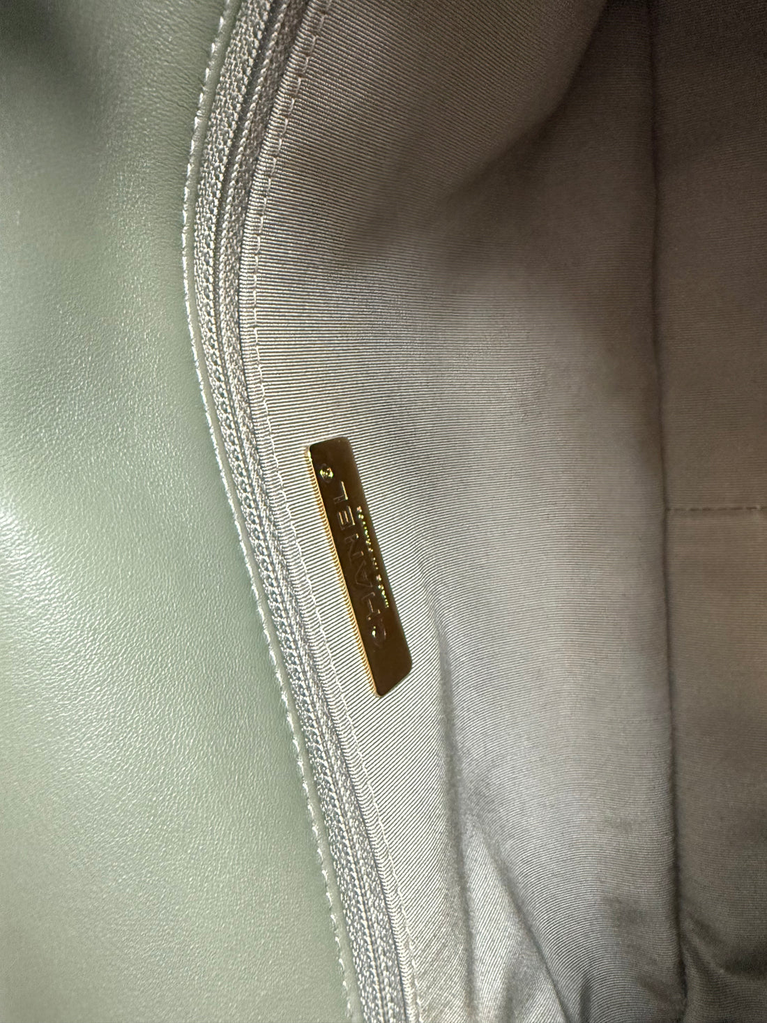 Chanel 19 medium khaki - olivgrünes Lammleder