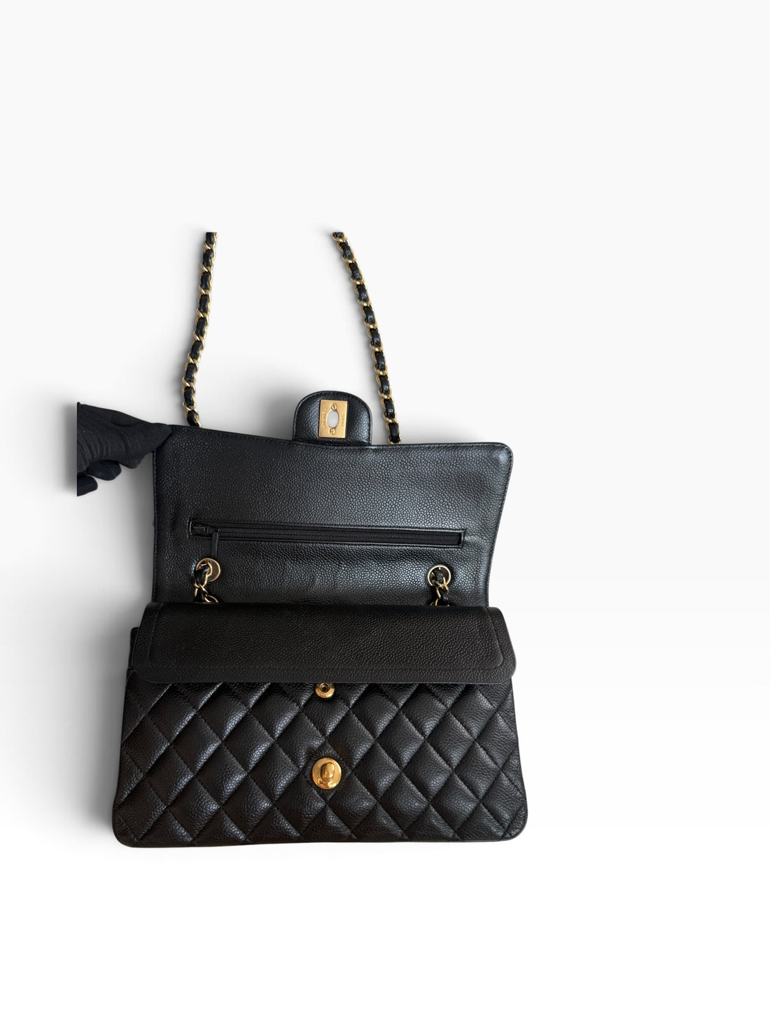 Sac Classic Double Flap moyen CHANEL en cuir caviar noir et bijouterie dorée.