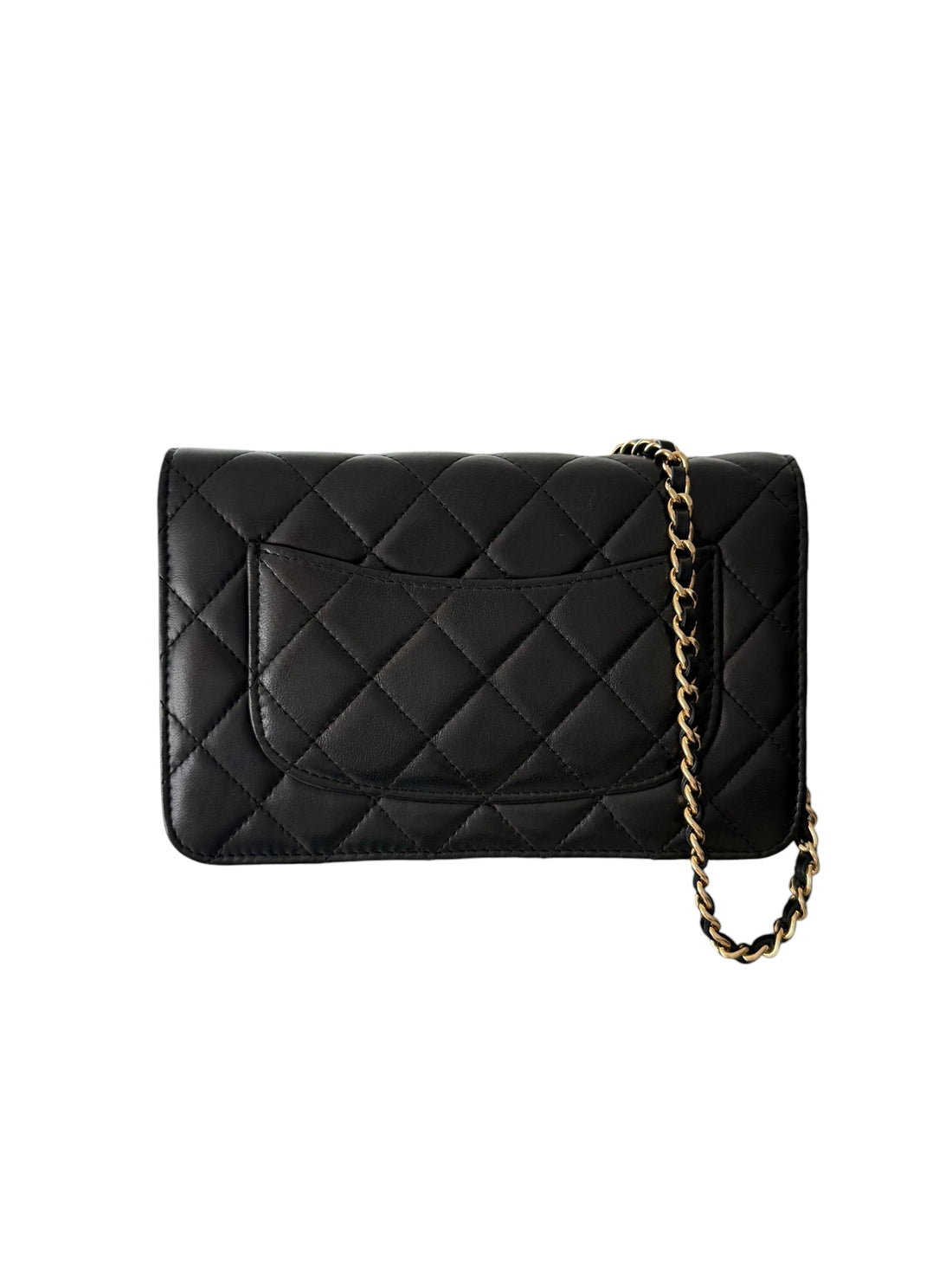 CHANEL WOC Wallet on Chain aus schwarzem Lammleder und goldfarbener Hardware.