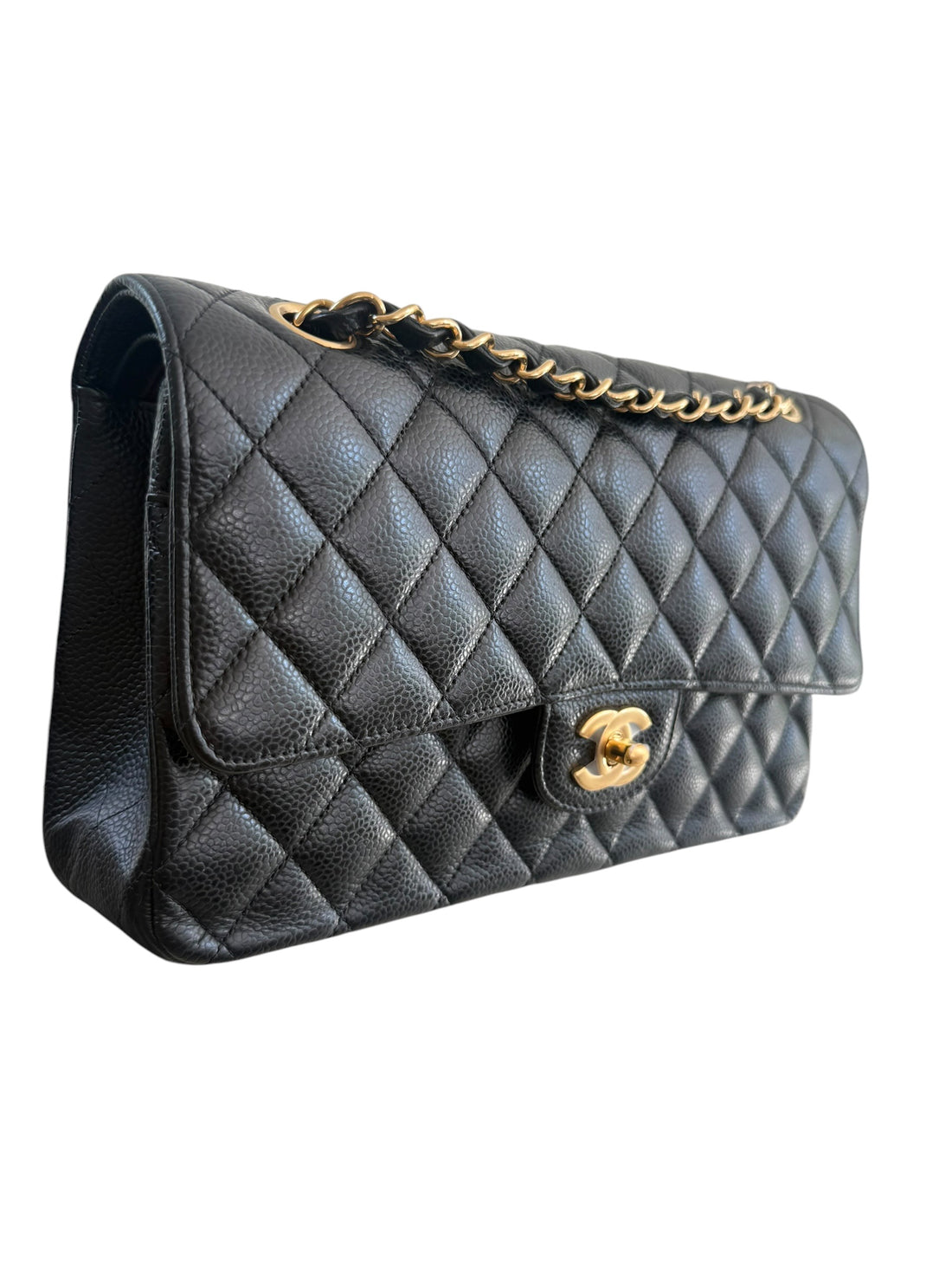 CHANEL Medium Classic Double Flap Bag aus schwarzem Kaviarleder und goldfarbener Hardware. Bordeauxfarbenes Innenfutter