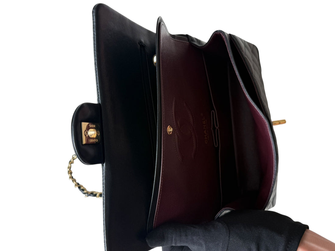 Chanel Medium Classic Double Flap Bag aus schwarzem Lammleder und goldfarbener Hardware. Bordeauxfarbenes Innenfutter