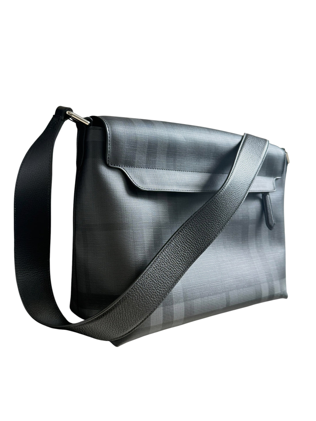 Burberry Smoked Check Messenger-Tasche aus beschichtetem Canvas mit markantem Lederbesatz in der Farbe grau.