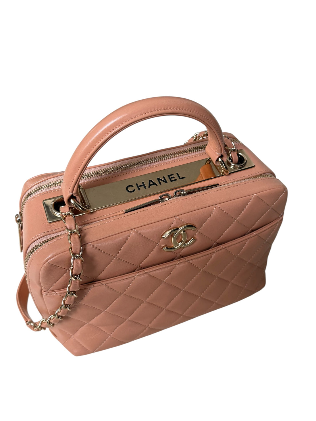 Chanel Trendy CC Bowling Bag in nudefarbenem Lammleder und goldfarbenen Beschlägen.