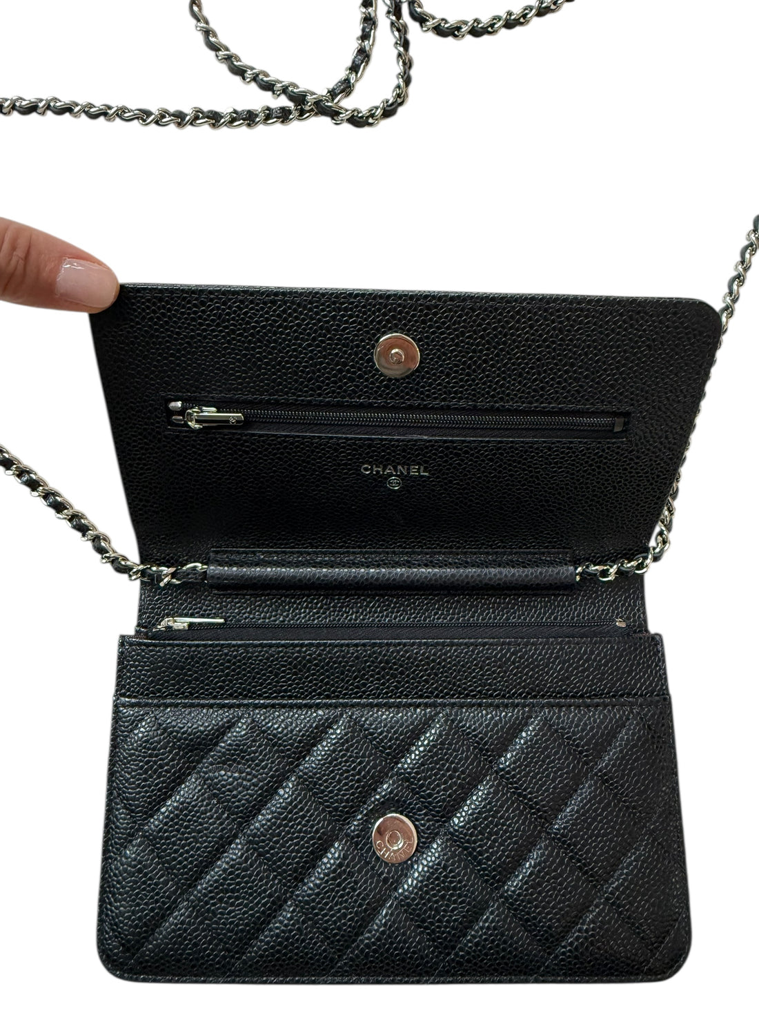 CHANEL WOC Wallet on Chain aus schwarzem genarbtem und glänzendem Kalbsleder Kaviarleder