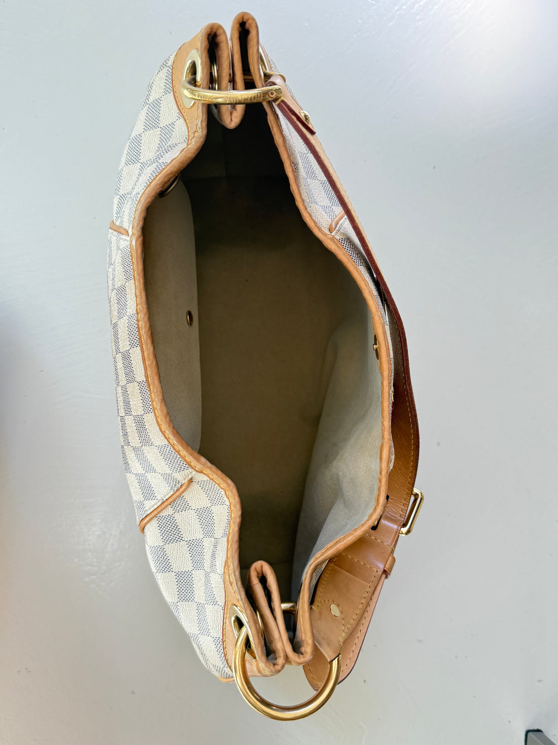 Louis Vuitton Galliera PM aus Damier Azur Canvas. Verstellbarer Schulriemen.