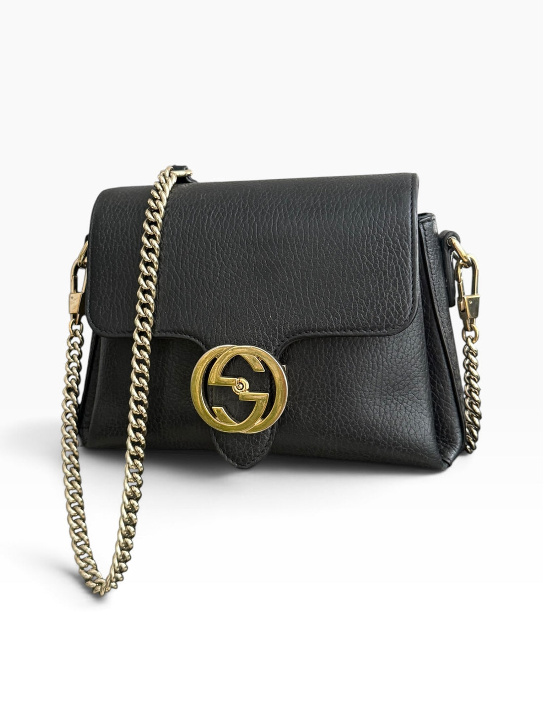 Gucci Interlocking G Umhängetasche aus genarbtem schwarzem Leder mit goldfarbenen Beschlägen.