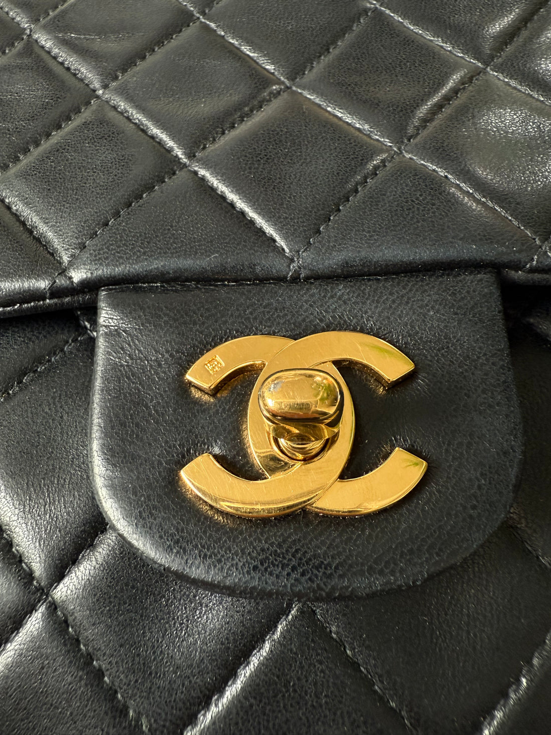 Chanel Medium Classic Double Flap Bag aus schwarzem Lammleder und goldfarbener Hardware