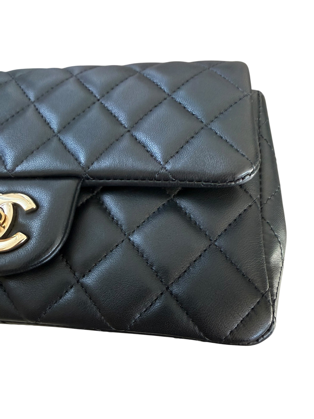 Chanel Mini Rectangular Classic Flap aus schwarzem Lamm-Leder mit light-goldfarbener Hardware ist eine zeitlose Ikone der Modegeschichte