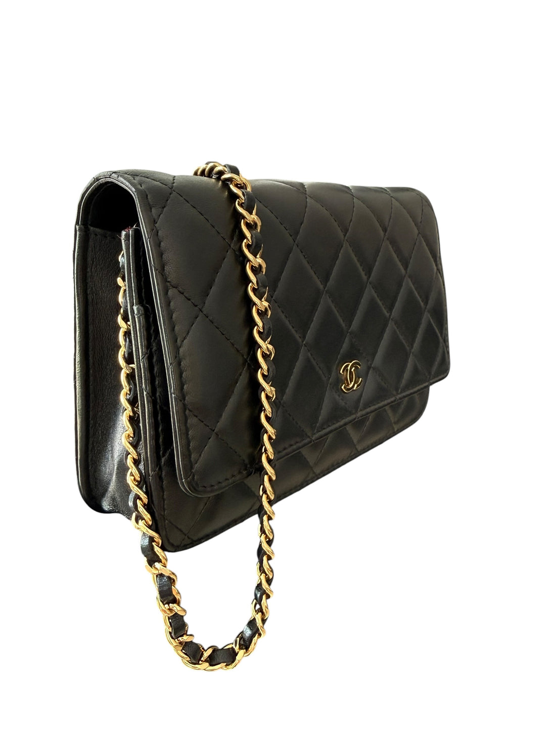 CHANEL WOC Wallet on Chain aus schwarzem Lammleder und goldfarbener Hardware.