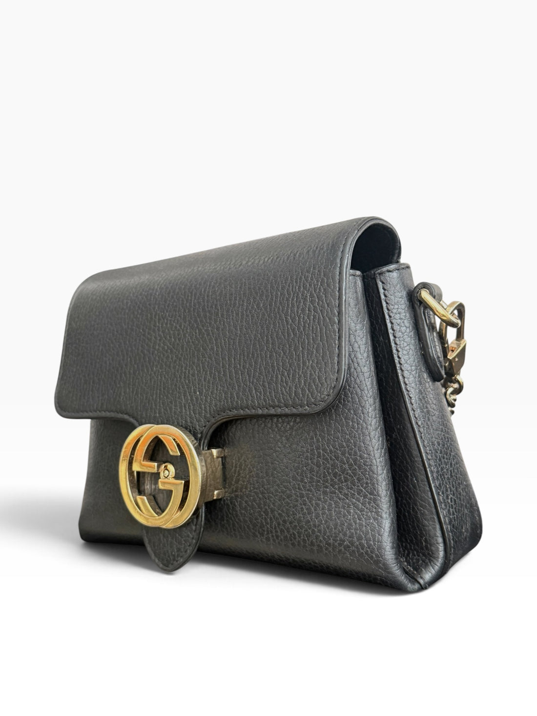 Gucci Interlocking G Umhängetasche aus genarbtem schwarzem Leder mit goldfarbenen Beschlägen.