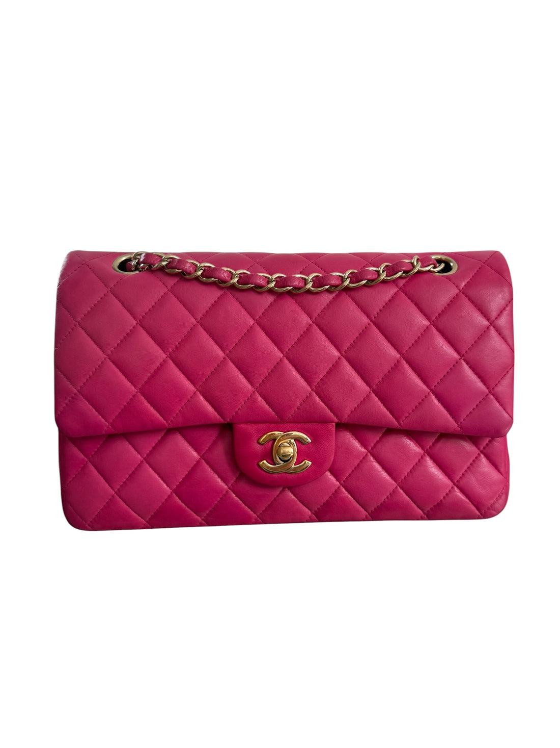 CHANEL Medium Classic Double Flap Bag aus Lammleder und goldfarbener Hardware.