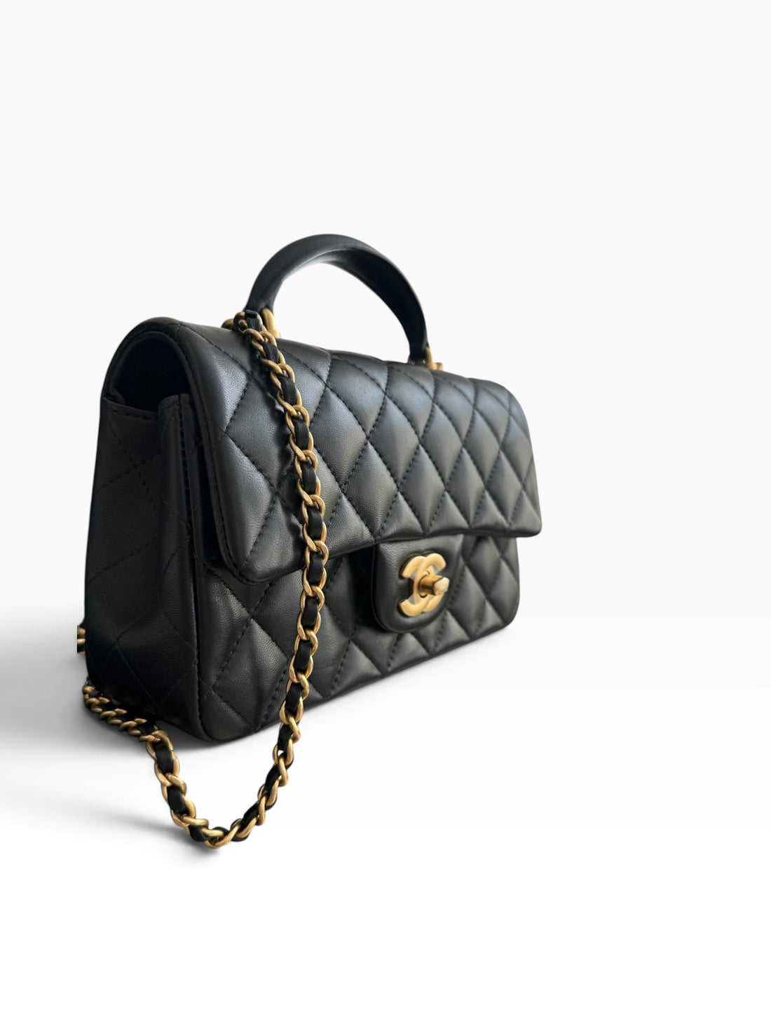 Chanel Classic Mini Top Handle aus schwarzem Lammleder und goldfarbener Hardware.