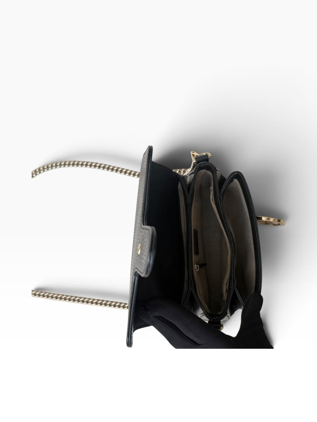 Gucci Interlocking G Umhängetasche aus genarbtem schwarzem Leder mit goldfarbenen Beschlägen.