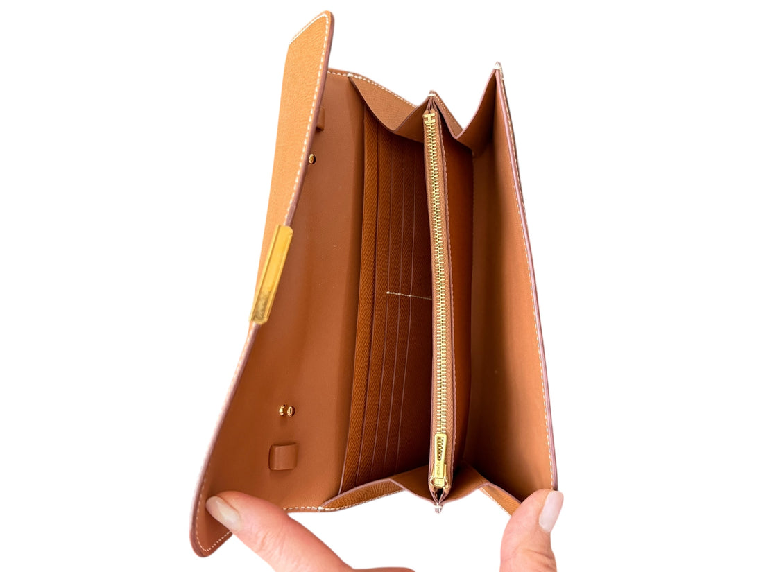 HERMÈS Constance to Go in der Farbe Gold. Jahr/Alter: 2024 Stamp: W.… Epsomleder.