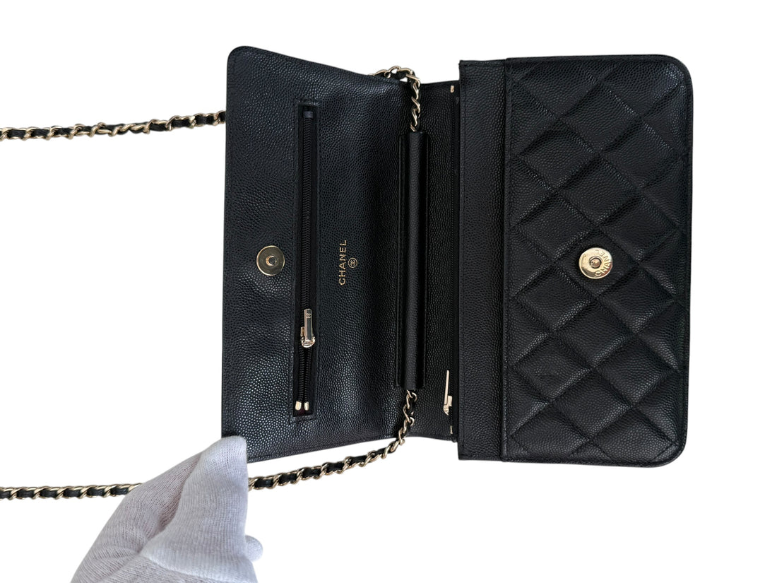 CHANEL WOC Wallet on Chain aus schwarzem genarbtem und glänzendem Kalbsleder und goldfarbener Hardware.