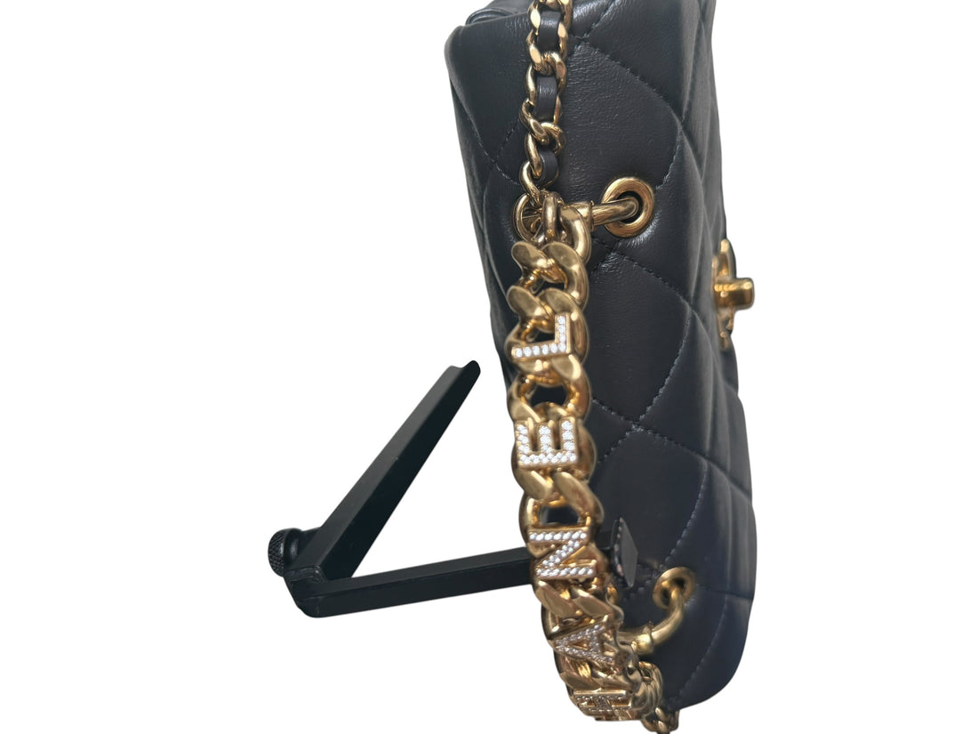 Chanel Timeless Classic Handle aus weichem Lammleder in der Farbe dunkelgrau und goldfarbener Hardware.